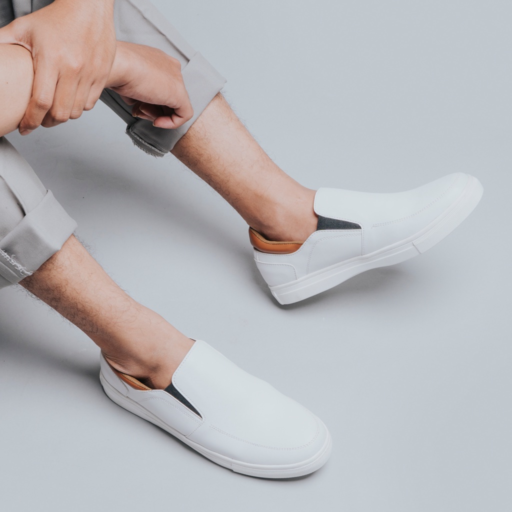 ALISSON WHITE ORIGINAL x LVNATICA Sepatu Slip On Putih Pria Slop Simple Casual Selop Jalan Santai Kuliah Hangout Main Nongkrong Loafers Pesta Kondangan Loafer Distro Semi Kulit Premium Footwear Big Size Jumbo Ukuran Besar 44 Keren Terbaru Kekinian Branded