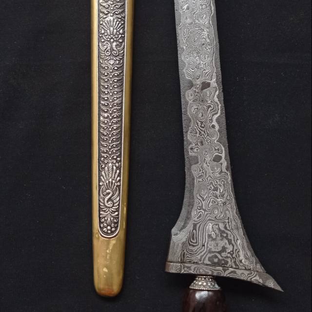 Keris hujan emas
