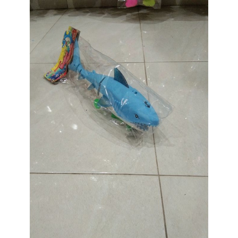 mainan ikan hiu