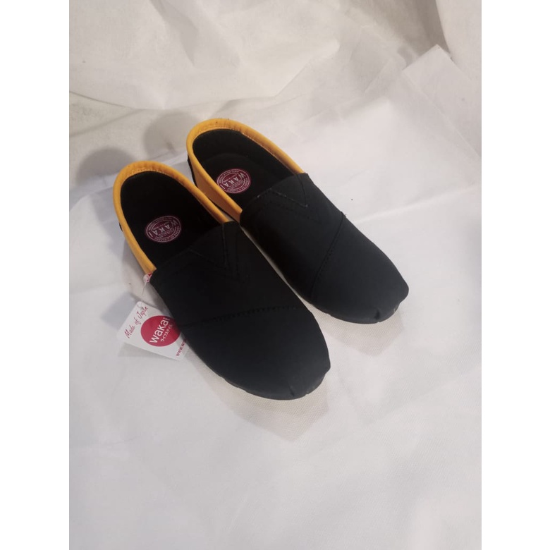 sepatu wakai slip on hitam kuning unisex size 36-43