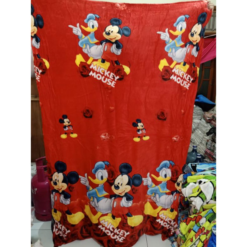 Selimut bulu karakter mickey mouse