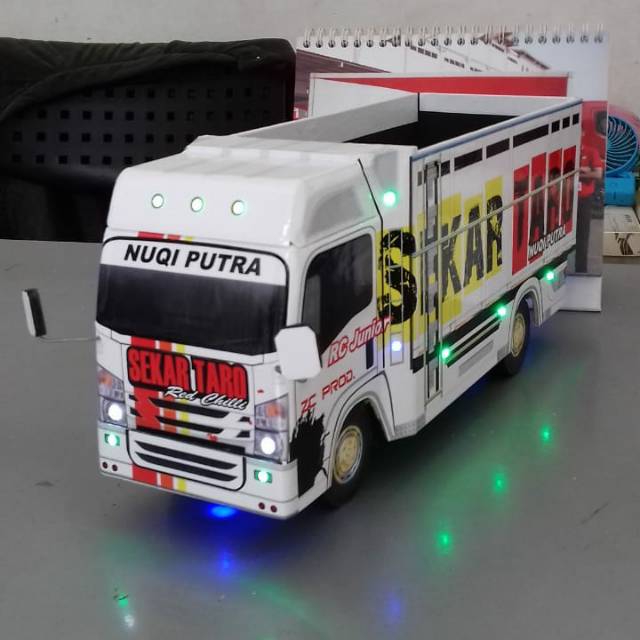 Miniatur Truk Skala Besar 1 18