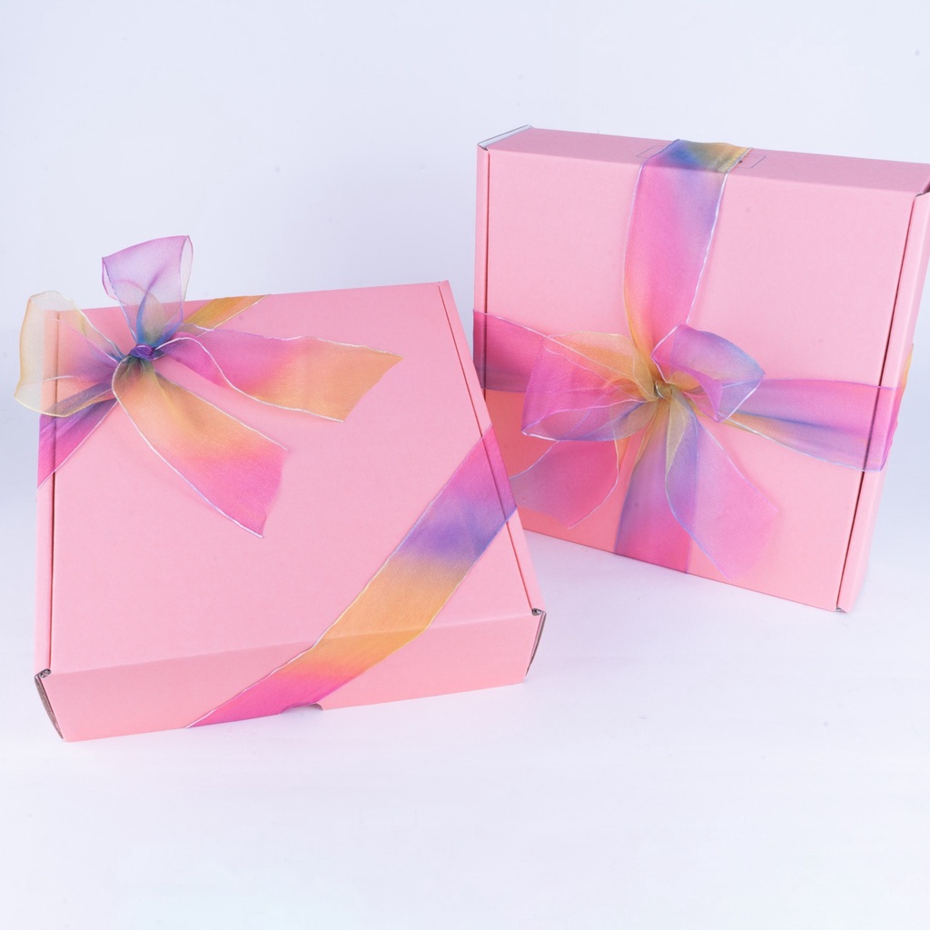 

Mailer Box Pink With Colorful Ribon - Uk. 22 x 22 x 6 Cm