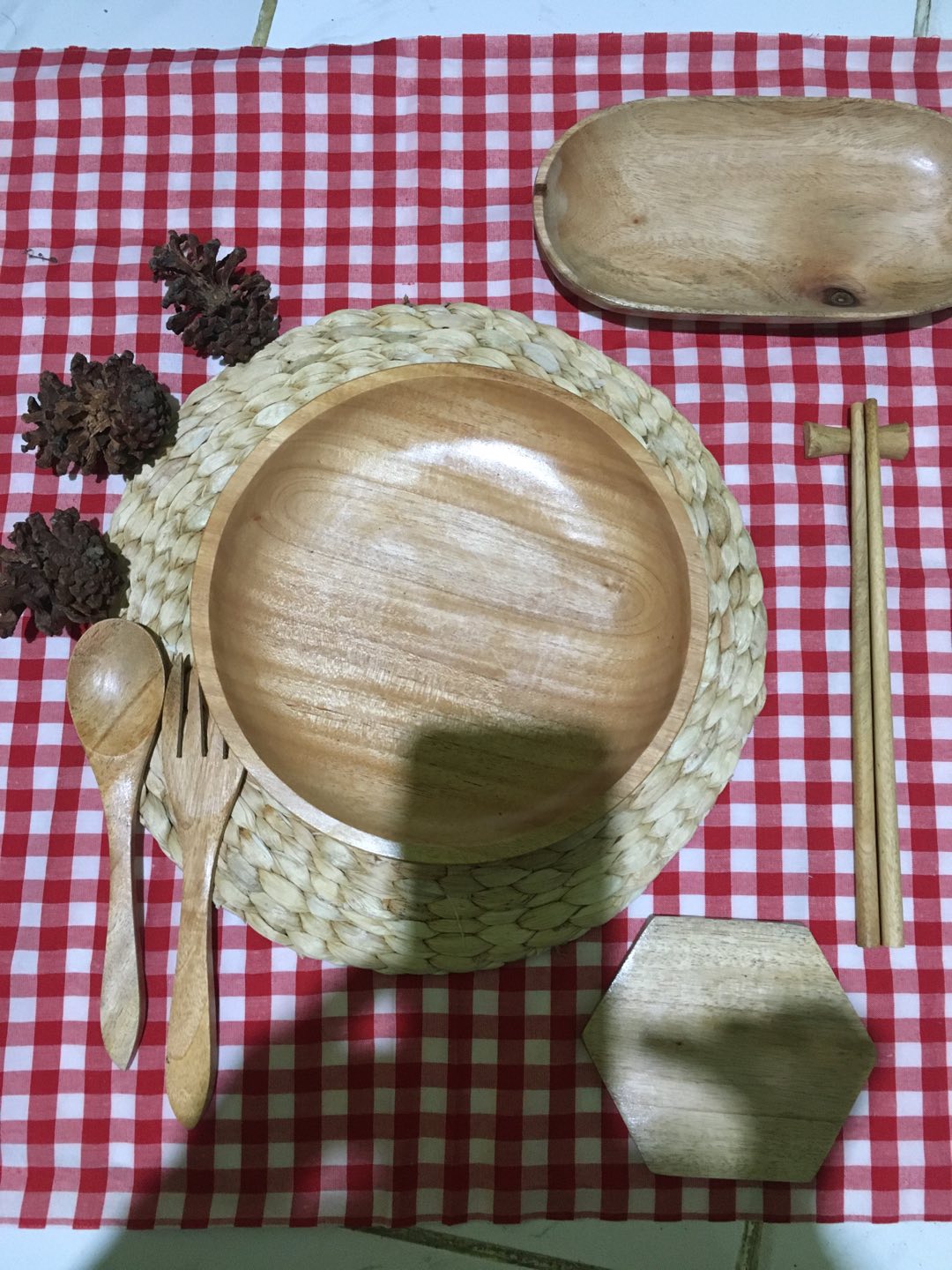 Piring Liuk Paket Kayu Mahoni ( Piring 20cm, Coaster Hexagon, Sendok Mahoni, Sumpit Mahoni)
