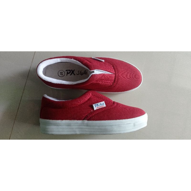 Sepatu Kanvas Merah/slip on