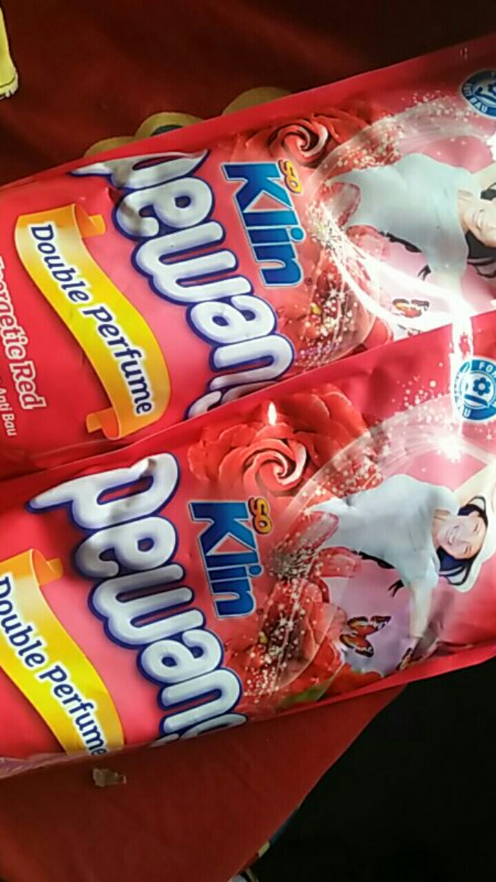 Soklin Pewangi/pewangi Pakaian Kemasan 800ml Aroma Energetic Red Kemasan Besar