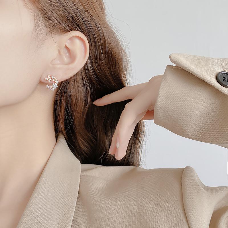 Anting Tusuk Bentuk C Desain Bunga Hias Zircon Gaya Korea / Sexy / Trendy Untuk Wanita