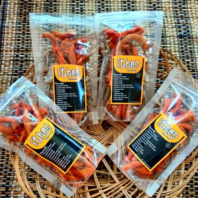 

Cemilan kiripik usus pedas (33g)