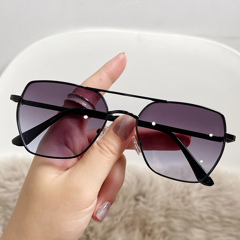 Kacamata Hitam Model Double Nose Bridge Bahan Metal Untuk Wanita