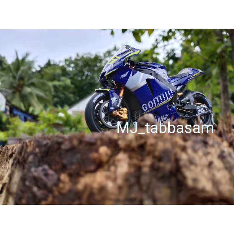 Miniatur Diecast Moto gp Valentino rossi Leo models 2004 champion