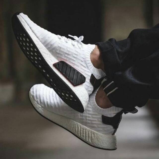 SEPATU ADIDAS NMD R2 PRIMEKNIT WHITE BLACK PREMIUM ORIGINAL. SEPATU ADIDAS MURAH. SNEAKERS CASUAL