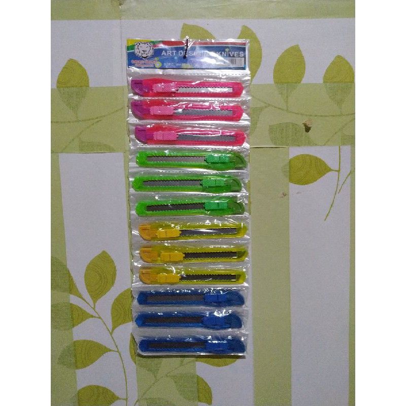 

cutter renteng kecil isi 12pcs merk safari