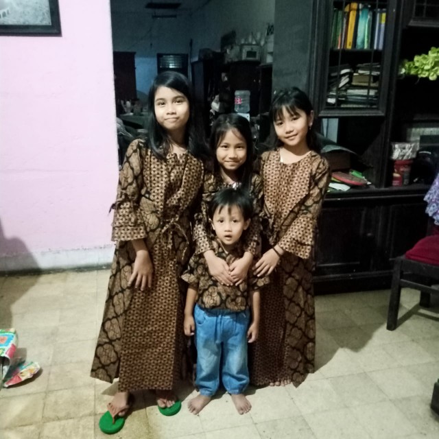 Wou Batik Couple Busui Sibulan Family Model Gamis Adipati Keluarga Anak Cewek Dan Cowok - Kg053