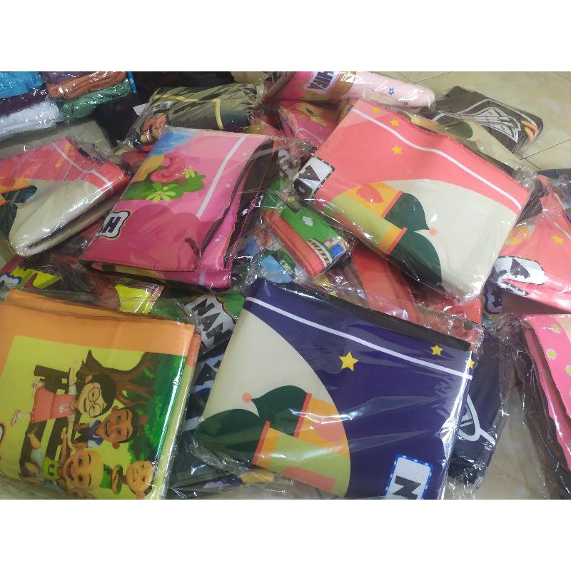 SAJADAH SOUVENIR  HADIAH ANAK CUSTOM NAMA GRATIS + BUSA FREE TERMURAH || SOUVENIR SAJADAH TRAVEL MOTIF ANAK-ANAK LUCU ( SAJADAH KANVAS - 1LAYER) Sajadah Anak KARAKTER GRATIS Custom Nama Sajadah Anak Laki Laki Sejadah Karakter Gratis Custom Nama-Order >100 pcs
