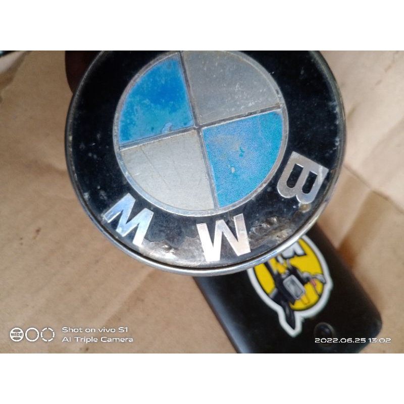 emblem logo sticker kap depan bmw 318i original copotan