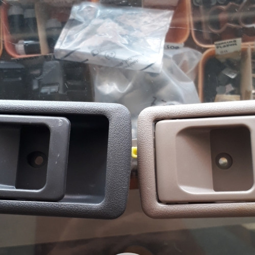 Handel pintu Kijang kapsul