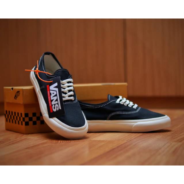VANS PALING LARIS- SEPATU VANS AUTHENTIC OG ULTRACUSH BLACK WHITE