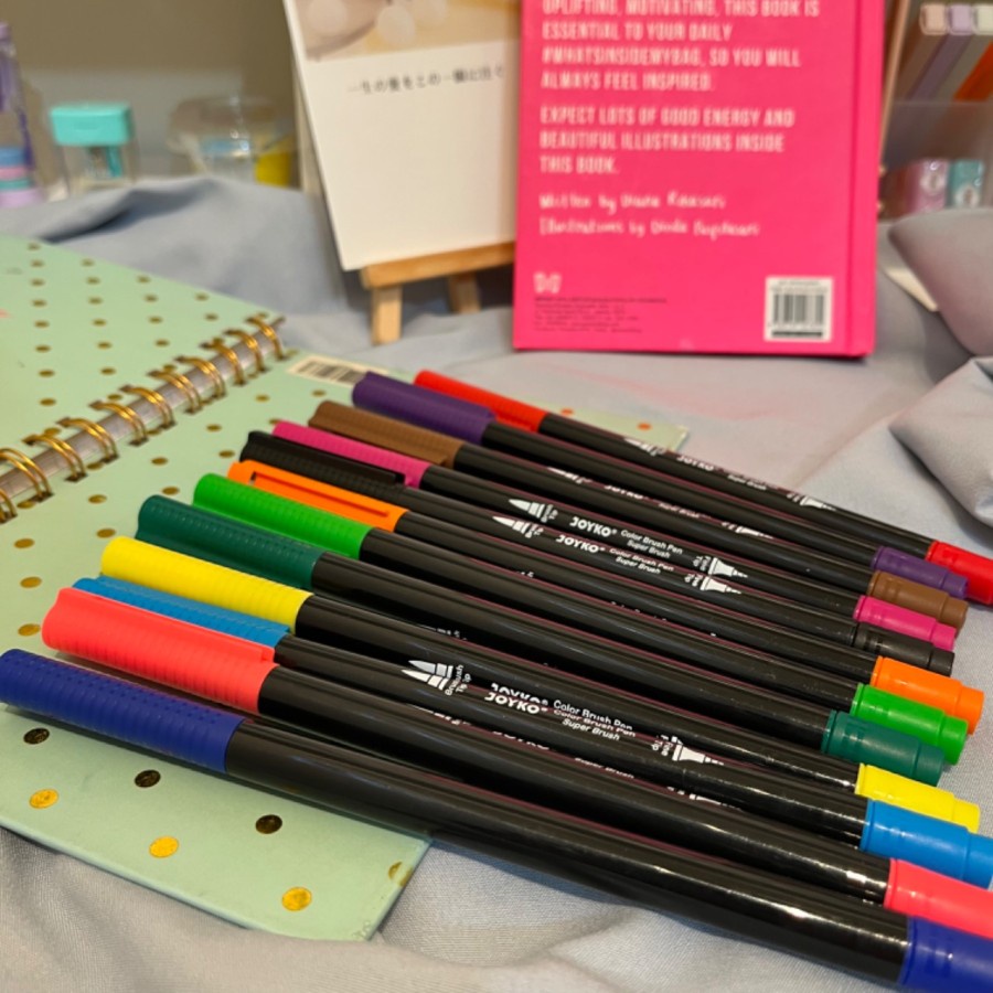 

1 SET JOYKO PEN DUAL TIP DENGAN BRUSH PEN LENGKAP ISI 12 PCS WARNA CANTIK
