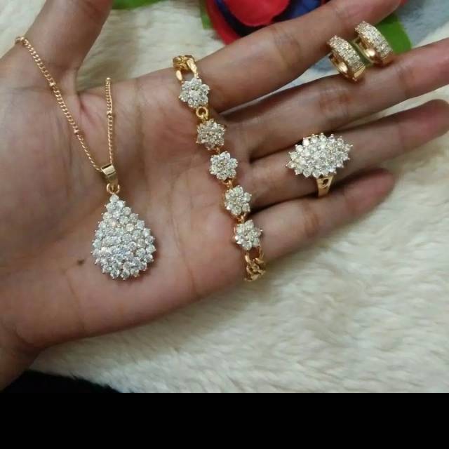 Satu set perhiasan wanita gelang kalung cincin anting titanium gold 18k