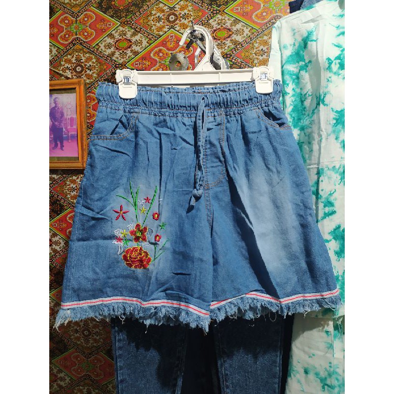 HotPants Celana Hot Pants Jeans Rawis Motif Bordir Bunga dengan List Stripy Pada Lingkar Paha