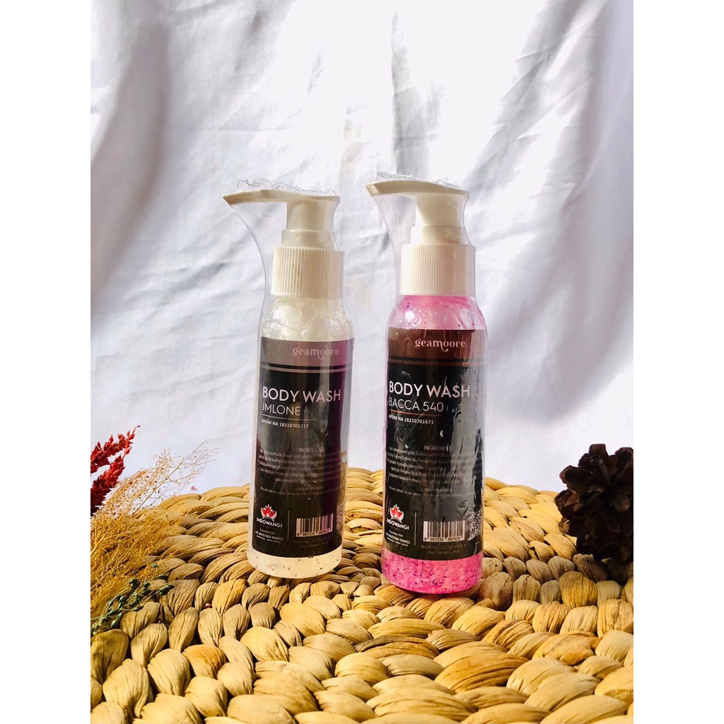 Geamoore Body Wash / Sabun mandi scrub badan yang wangi tahan lama dan bisa untuk mencerahkan kulit tubuh bisa mengatasi segala permasalahan kulit seperti gatal atau jerawat punggung dan juga bisa mengangkat sel kulit mati dengan harga yang murah meriah