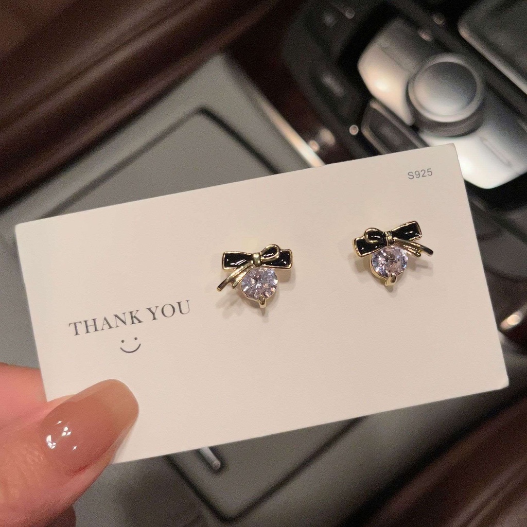 Anting Tusuk Model Pita Warna Hitam Untuk Wanita
