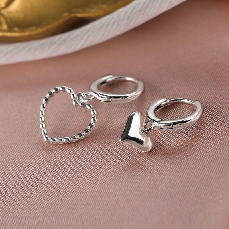 Anting Stud Bentuk Hati Asimetris Warna Silver Untuk Wanita