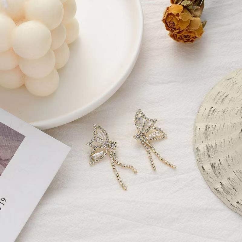 Anting Tusuk Gantung Silver Desain Kupu-Kupu Hias Zircon + Berlian Imitasi Gaya Simple / Trendy Untuk Wanita