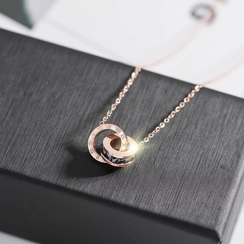 Kalung Rantai Dengan Liontin Angka Romawi Bahan Titanium Warna Rose Gold Untuk Wanita