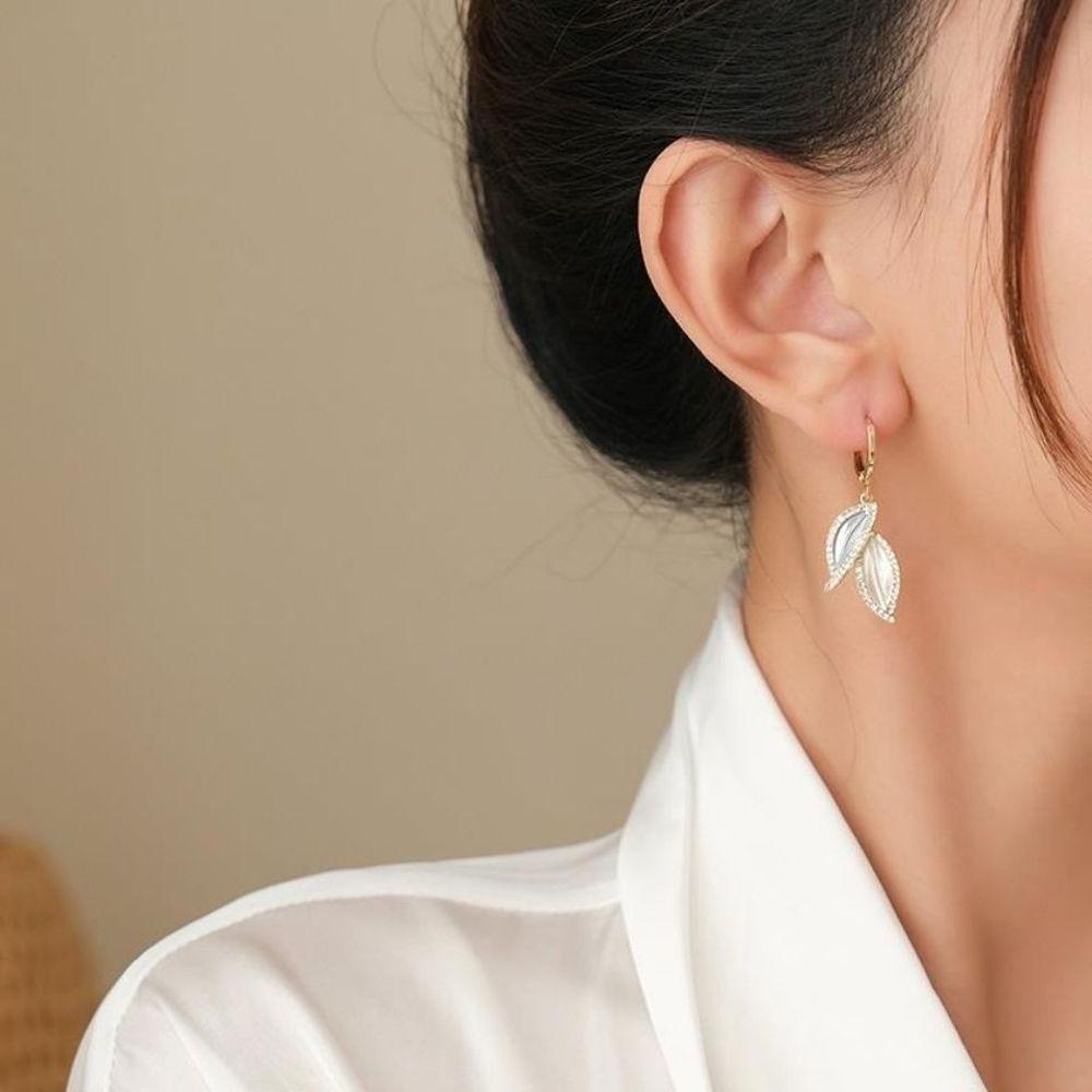 Anting Juntai Bentuk Daun Aksen Berlian Imitasi Gaya Vintage Korea Untuk Wanita