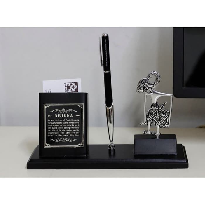 

Tempat pulpen dan kartu nama klasik dengan wayang arjuna