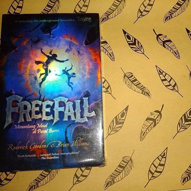 Novel Freefall (Tunnels Series)