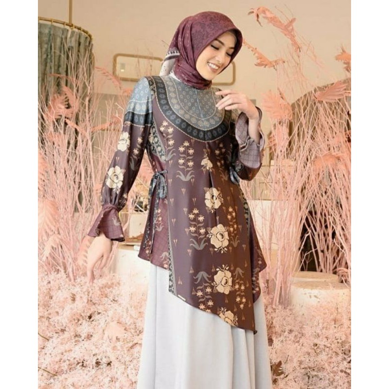 Rafflesia Blouse - Wearing Klamby