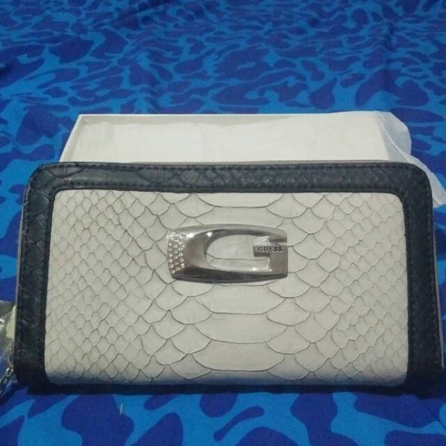 Guess wallet dompet original. 100% muluuusss...
