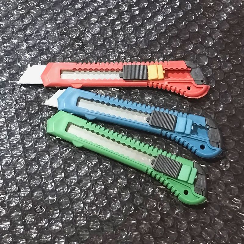 

CUTTER BESAR/CUTTER MURAH/PISAU TRIPLEK