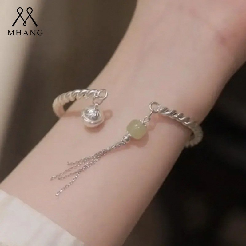 Gelang Bangle Open Vintage Desain Ukir Dengan Rumbai Lonceng Warna Silver Untuk Wanita