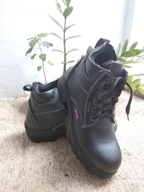 Sepatu Safety Semi Boots Ujung Besi Safety Berkualitas Harga Terjangkau