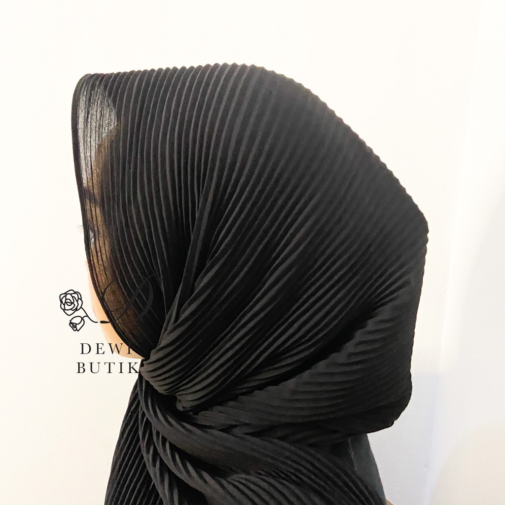 Hijab Plisket Hitam Tanpa Garis Tengah Kerudung Black Pashmina by Dewi Butik