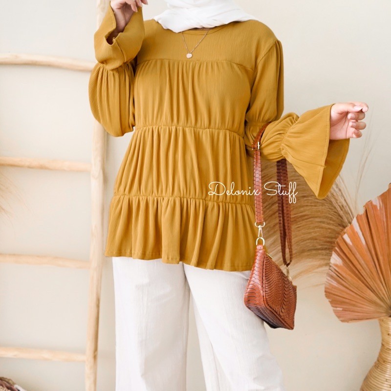 Silia pleats top