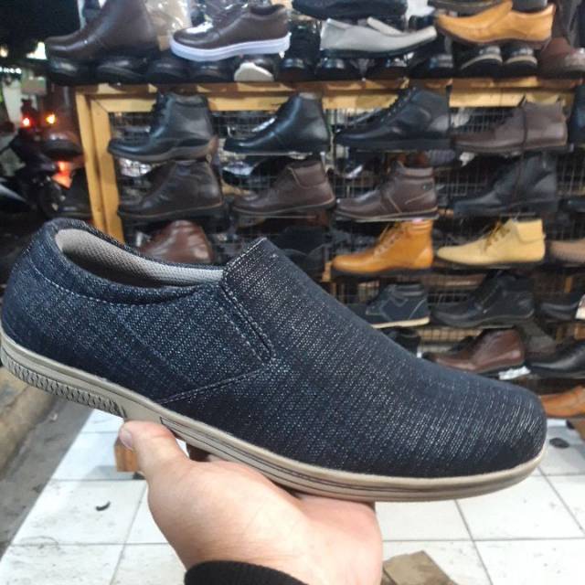 Sepatu santai bahan levis