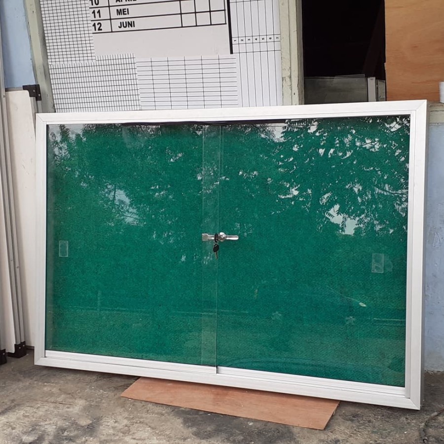 

Papan Mading Kaca 60 × 150 Cm