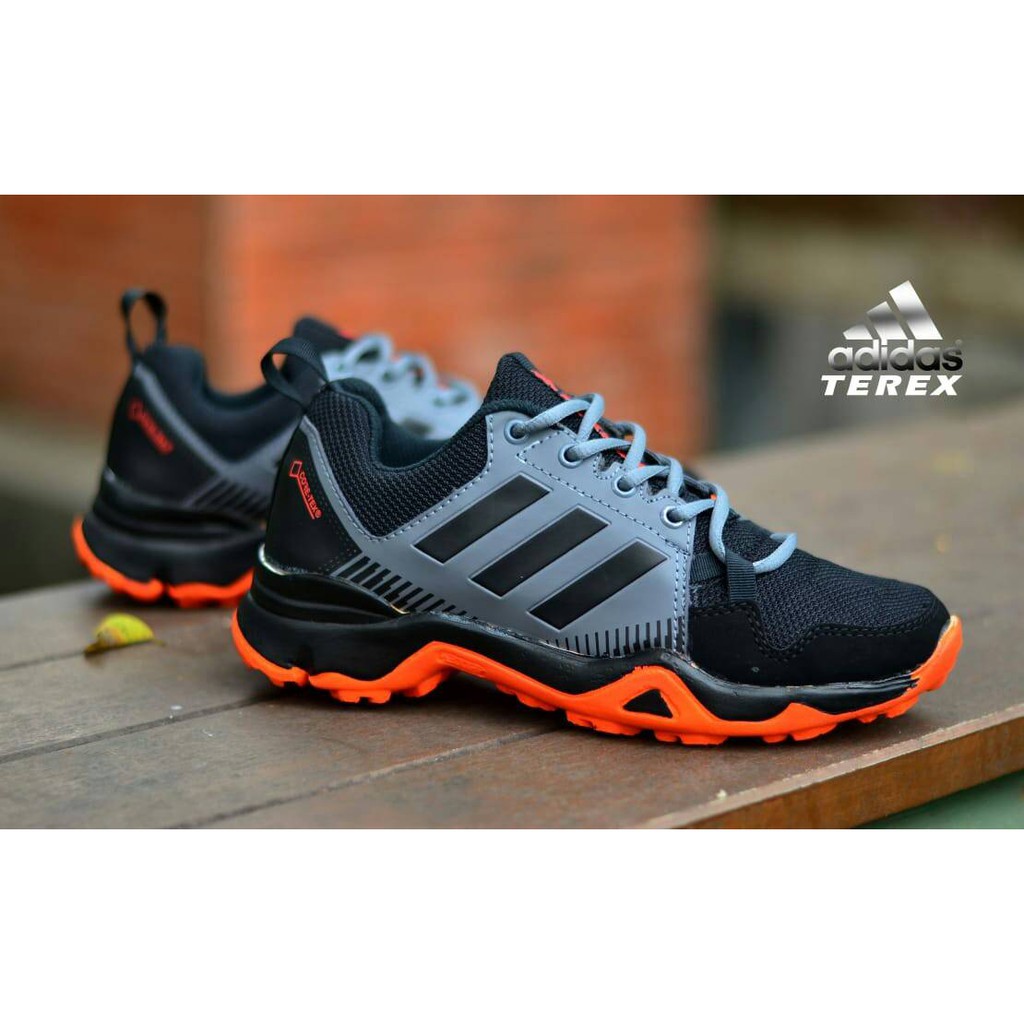 Barn Model  Sepatu  Adidas Outdoor Terbaru 