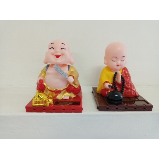 P01 Patung Mainan Solar Boneka Biksu Buddha Kepala Goyang Tenaga Surya