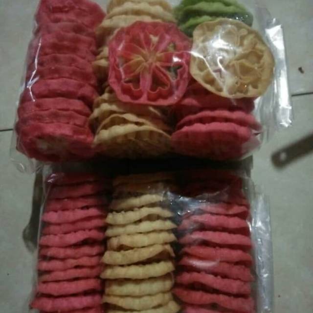 

Kue kering kembang goyang khas betawi