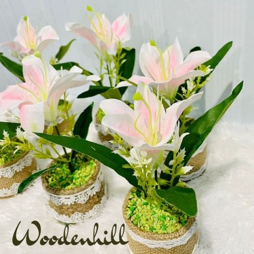 Rangkaian Bunga Lily Plastik Dengan Pot Goni Aesthetic