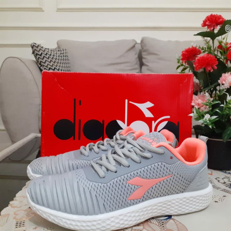 Sepatu Olahraga Wanita ORI Diadora (Size 38)
