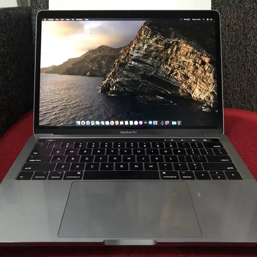 Laptop MacBook Pro TouchBar 13 i7 RAM 16GB SSD 256GB bekas second
