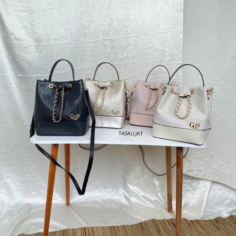 Guess Delaney Bucket / Tas Wanita / Tas Selempang Wanita