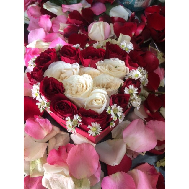 

Promo bunga mawar bentuk hati spesial valentine by LARVA