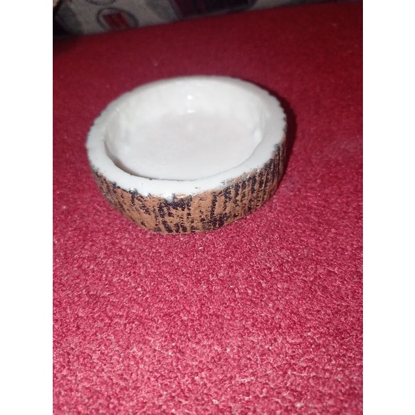 Tempat Makan / Minum Bahan Resin, Desain Kayu